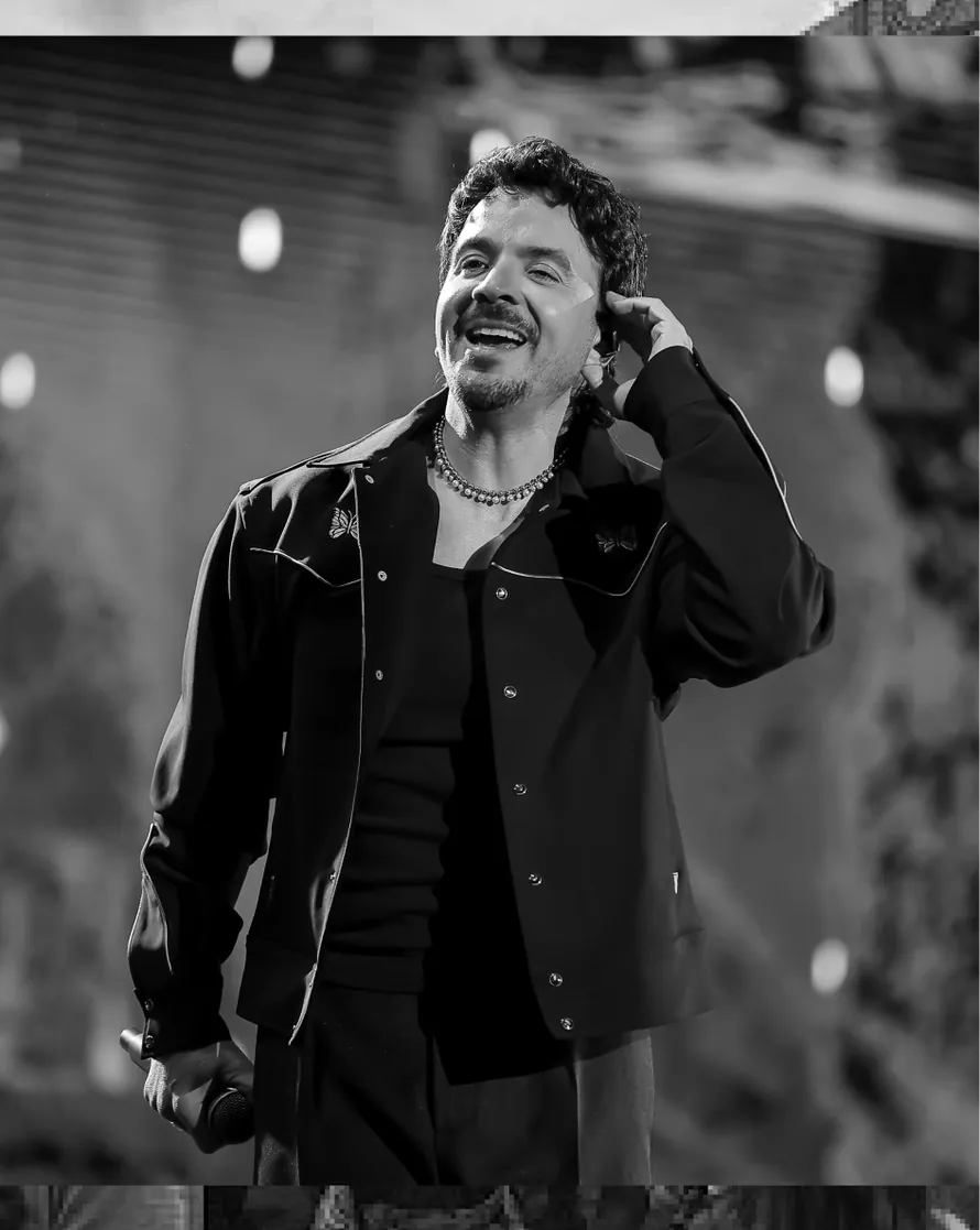 Un artiste sur scène au Timeless Festival